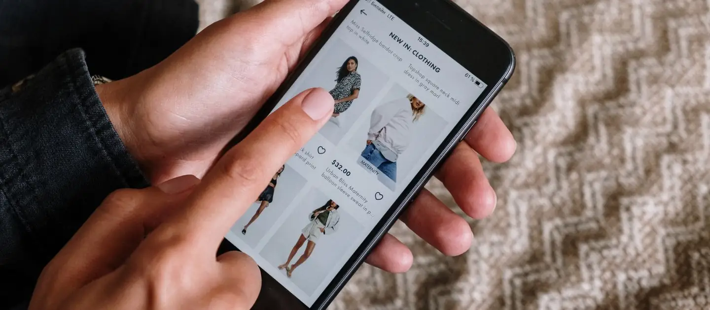 Person som blar gjennom produkter i en nettbutikk på mobilen