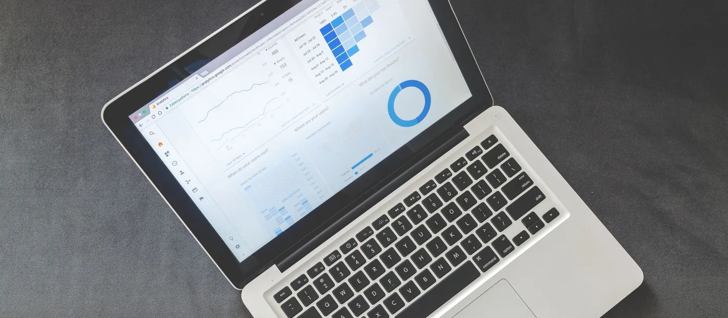 Teknisk SEO-analyse for nettbutikk på laptop