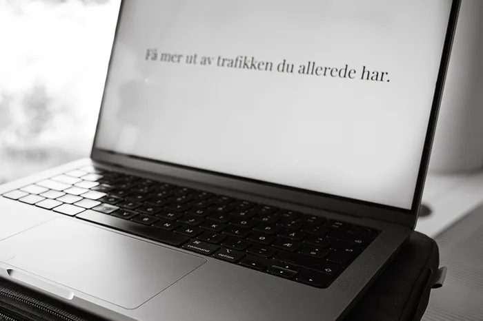 Bærbar skjerm med teksten «Få mer ut av trafikken du allerede har»